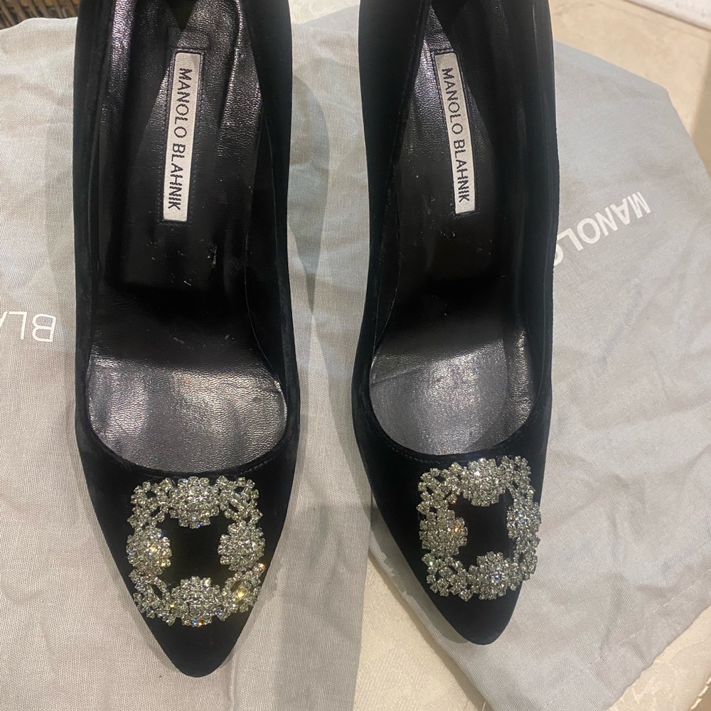 Manolo Blahnik  100% authentic black velvet pumps
